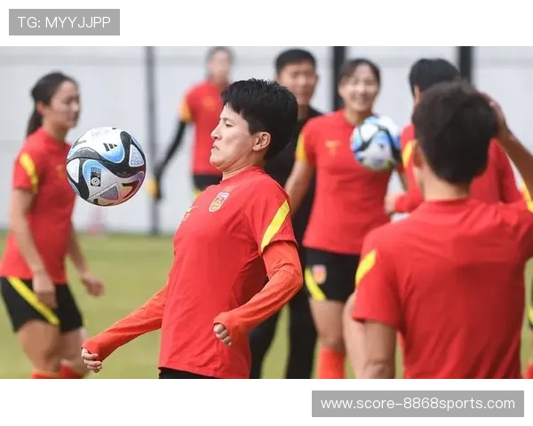 足球赛前颠球展现球技 谁是场上最炫酷的颠球王者